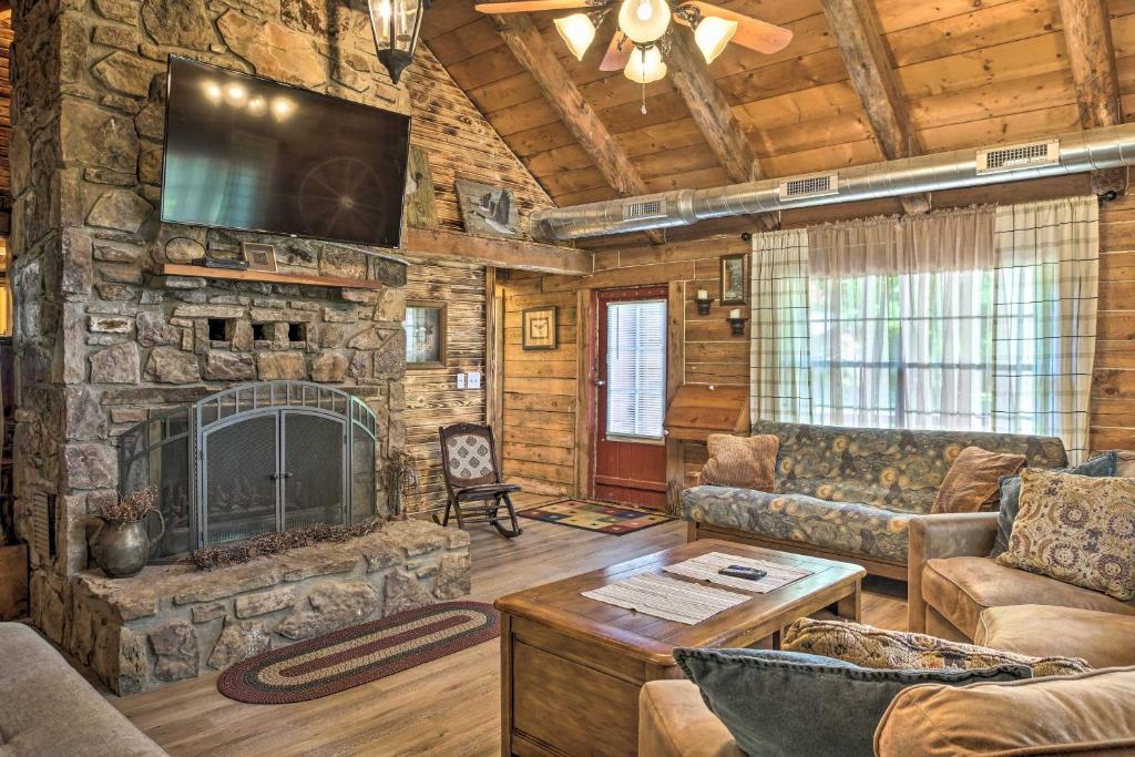 Picturesque Log Cabin Less Than 1 Mile to Table Rock Lake!
